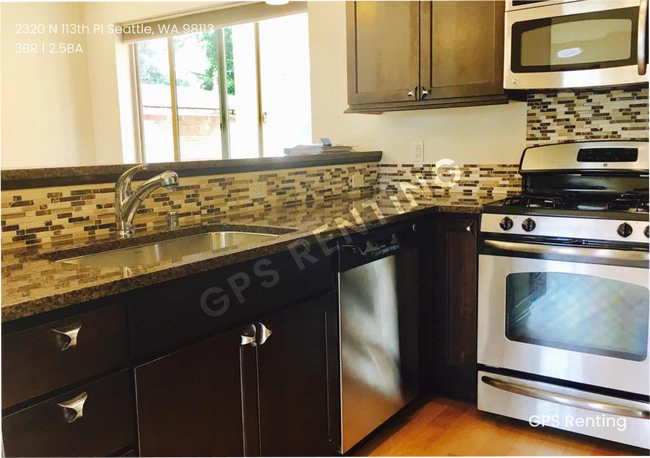 Building Photo - 3 Bed 2.5 Bath Town Home in North Seattle
