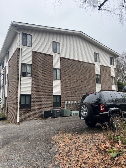 Building Photo - 3210 Orleans Dr