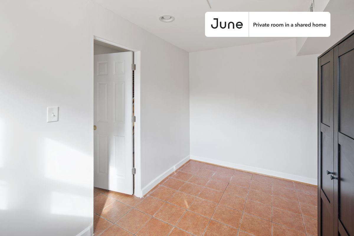 Building Photo - Room in Shared 3 bed/2.5 bath home