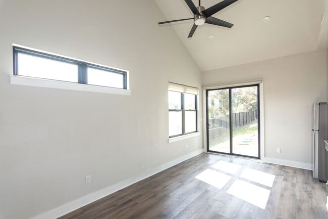 Building Photo - 2802 Lawrence Dr