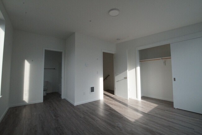 Building Photo - Beautiful 2bd/2.5ba North Portland Townhom...