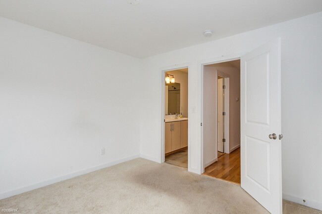 Building Photo - 4 br, 3.5 bath House - 866 Estes St
