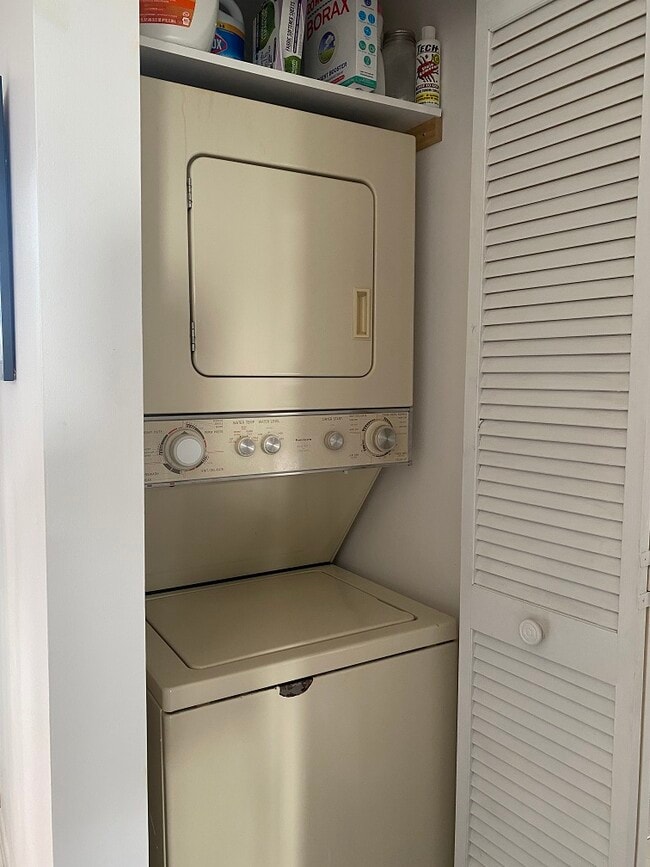 Building Photo - 2756 Day Ave