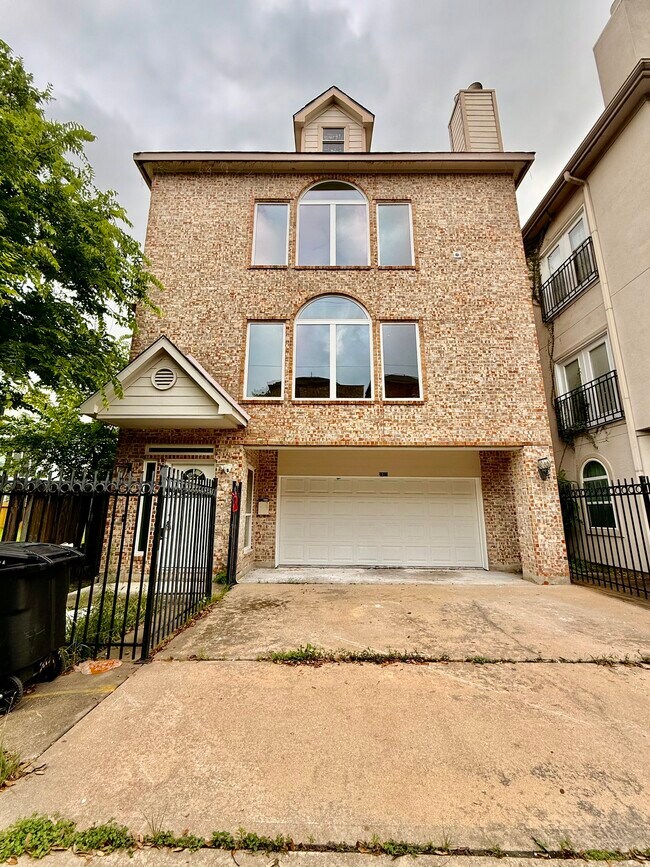 Building Photo - 1323 Rosewood St