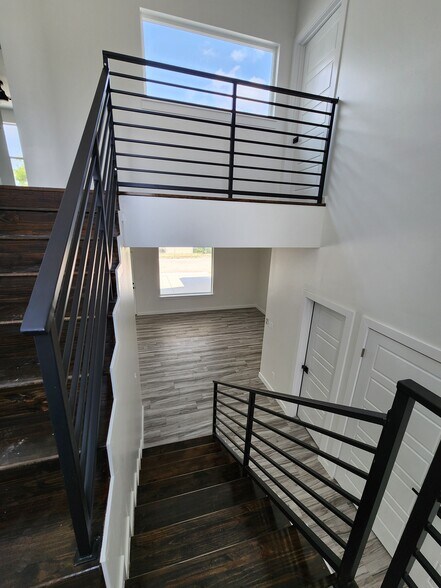 Building Photo - 710 W Seminole Ave