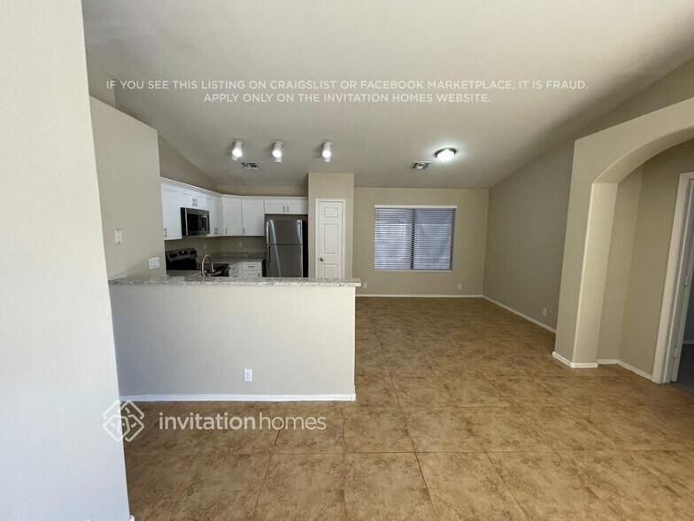 Building Photo - 9331 W Cinnabar Ave