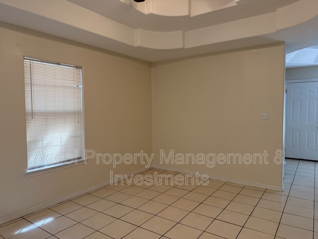 Building Photo - 1601 E Coyote St