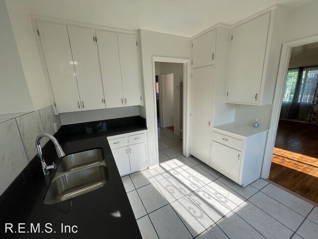 Building Photo - 3 br, 1 bath House - 1820 E Kay Street