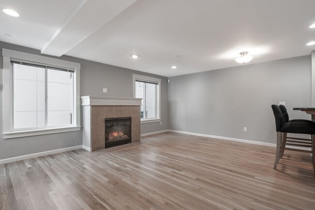 Building Photo - 2bd/2.5ba Seattle Townhome
