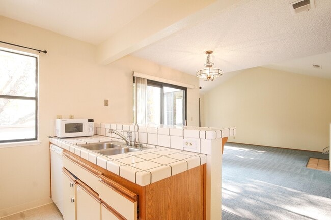 Building Photo - 2 bedroom 2 bath Condo in great neighborhood $3500