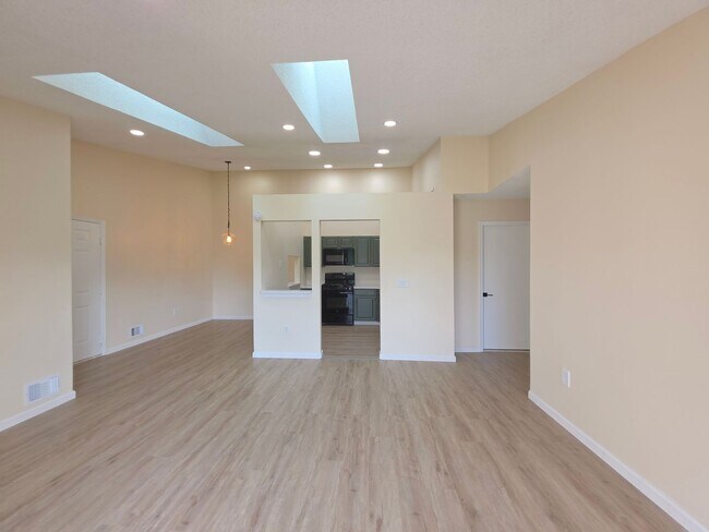 Building Photo - 12 Amberly Ct