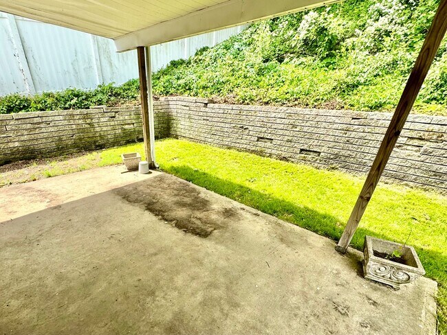 Building Photo - Spacious Split Level 3/1.5 House in Baldwi...