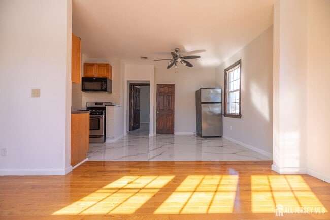 Building Photo - 60 Sampson St