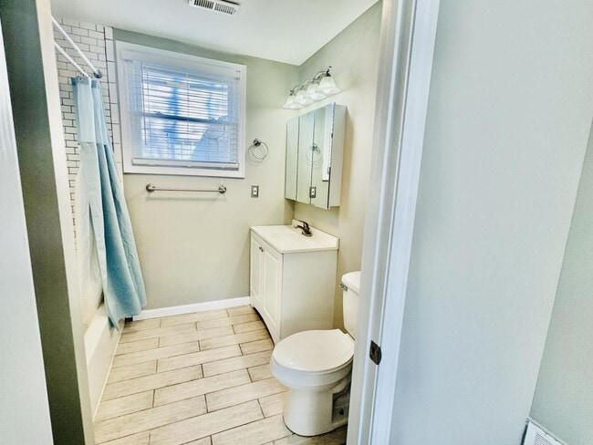 Building Photo - 520 Wainwright Ave