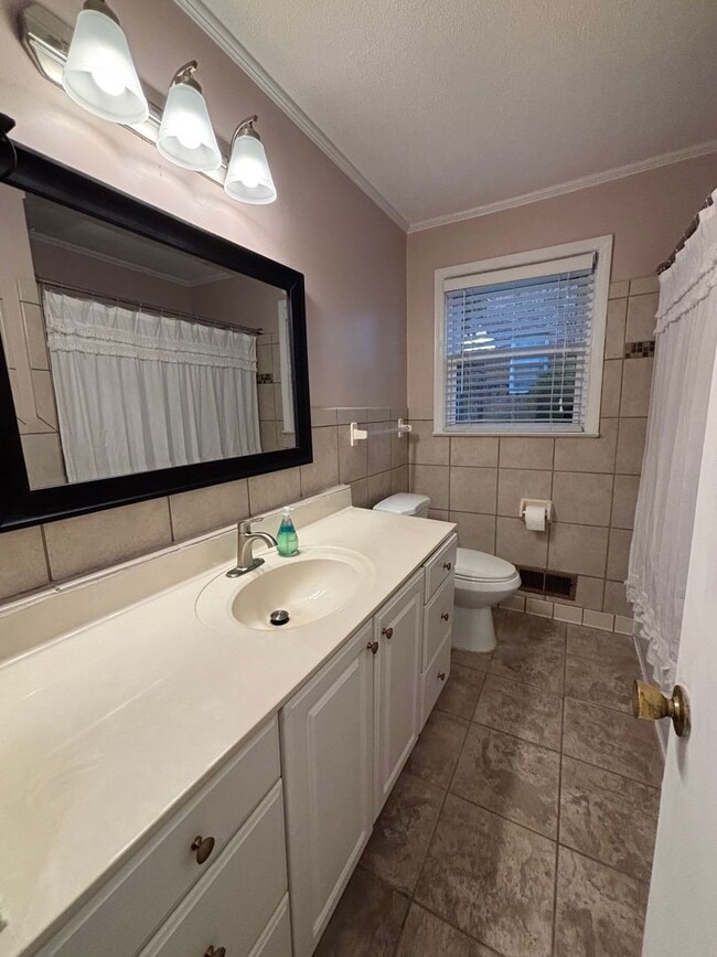 Building Photo - MOVE-IN READY IN FOREST ACRES!