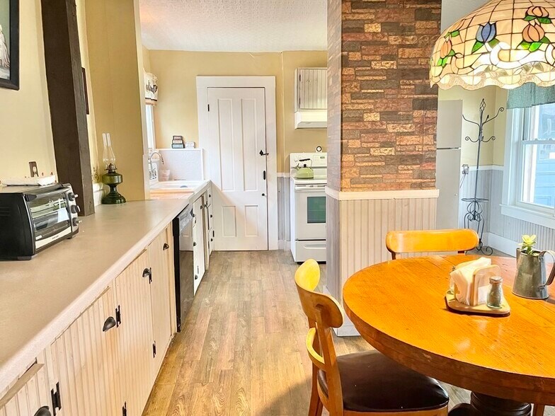 Building Photo - 196 Main St