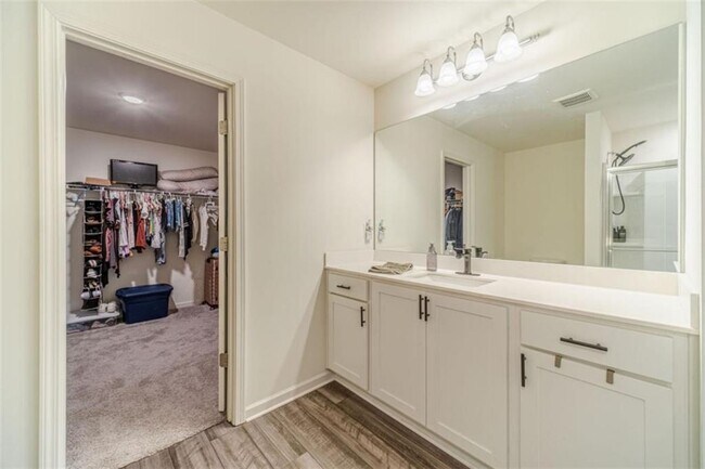 Building Photo - 222 Knightsbridge Ln