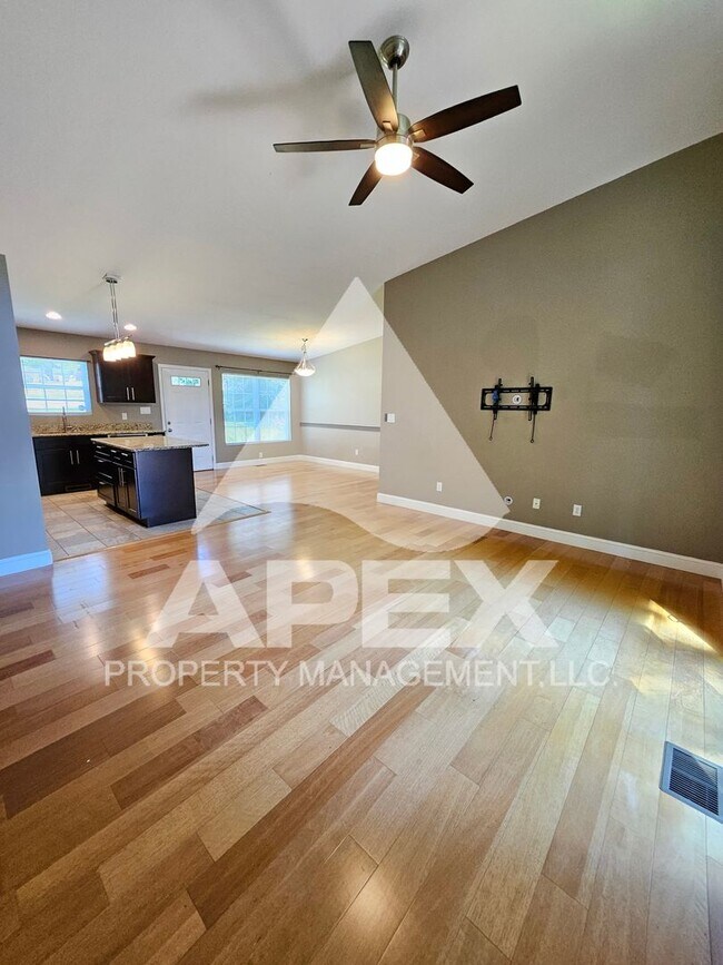 Building Photo - Contemporary Ranch Style 3Bd – 2Ba Single ...