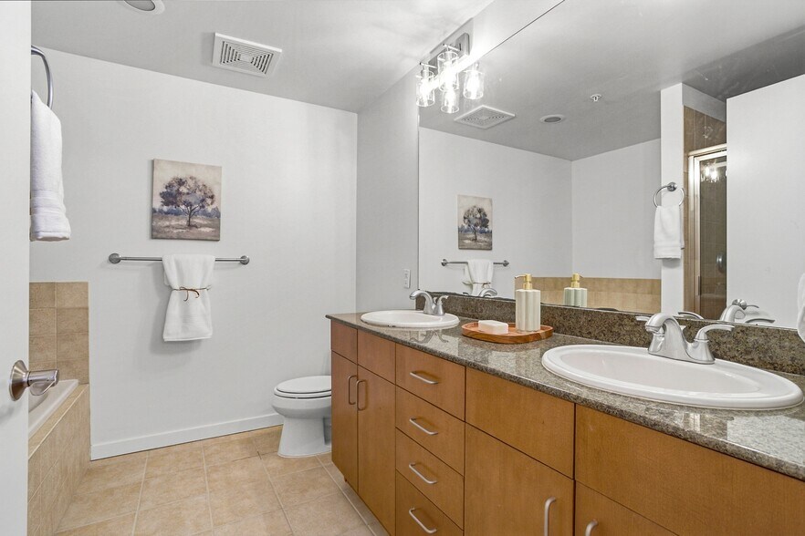 Building Photo - 3701 Arapahoe Ave