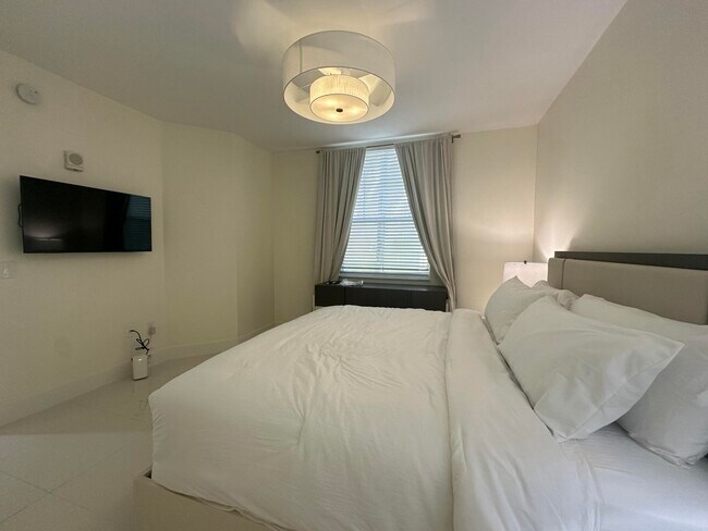 Building Photo - 630 S Sapodilla Ave