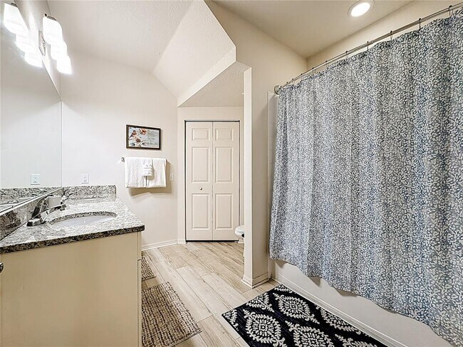 Building Photo - 8986 Shine Dr