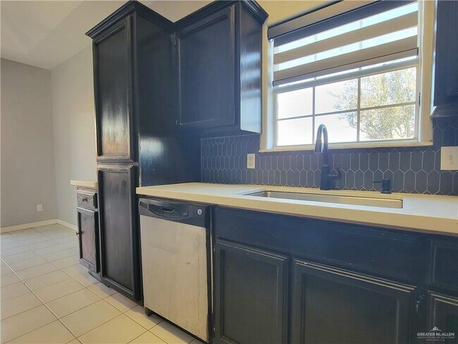 Building Photo - 21 N Opal St