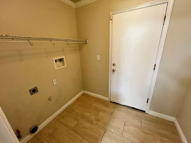 Building Photo - Cul-De-Sac in SE Visalia Neighborhood