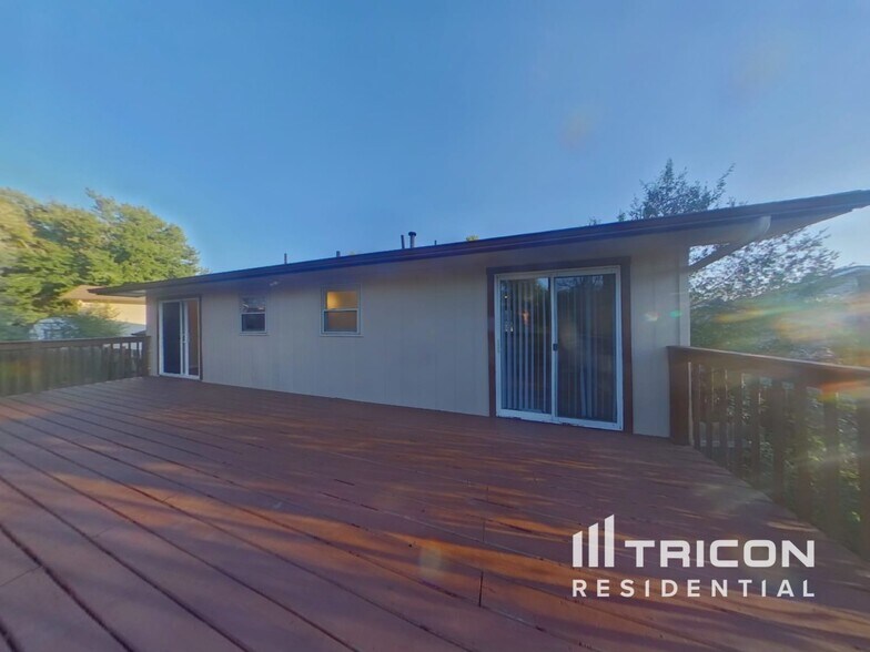 Building Photo - 5014 Bradley Cir