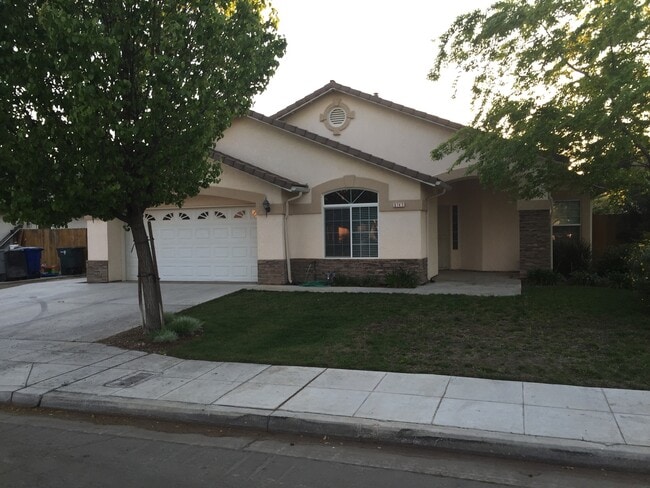 Primary Photo - Spacious 4/2 Near Central High School