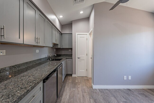 Building Photo - Spacious studio with just what you need!