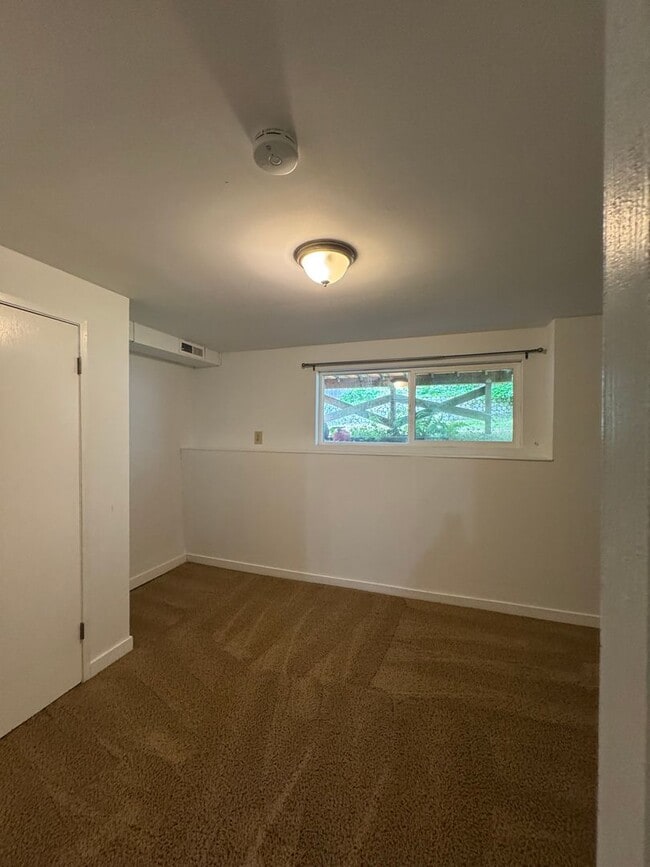 Building Photo - Spacious 4 Bedroom in Beacon Hill!  Lots of Updates, Perfect Location!