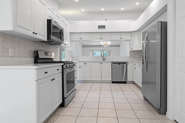 Building Photo - Bright & Airy 3-Bed Home Close to Universi...