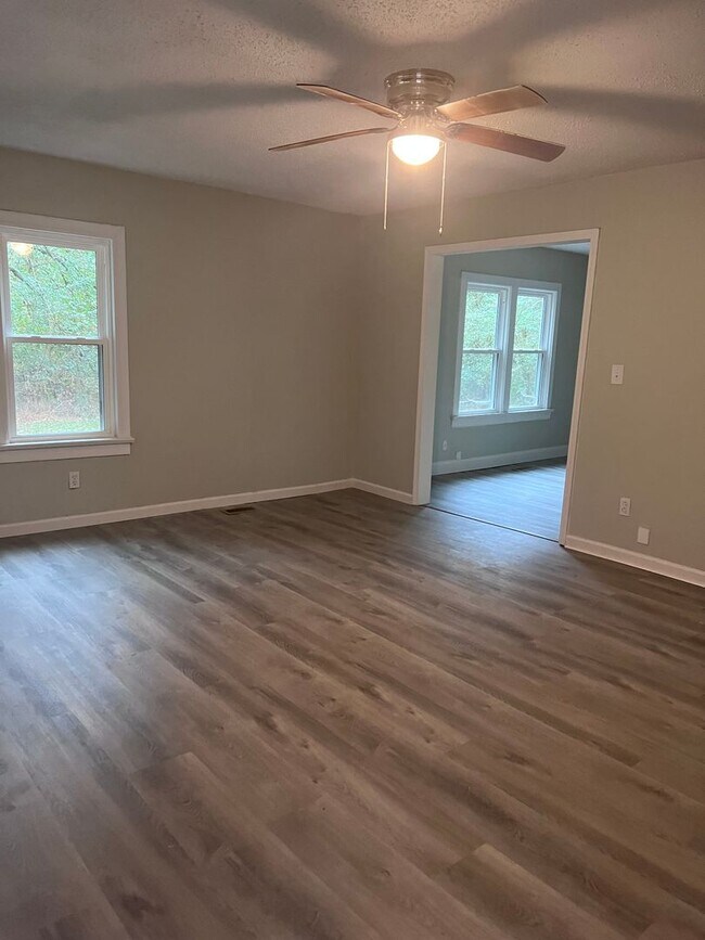 Building Photo - Spacious 3 Bedroom House in Rossville