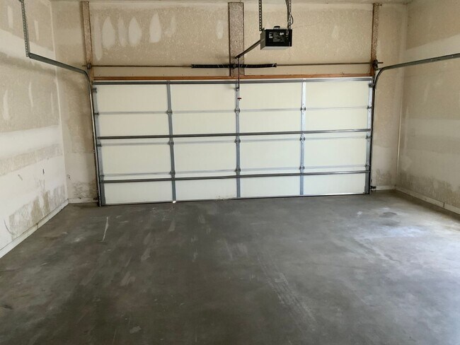 Building Photo - 424-424 Eisenhower St