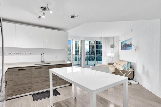 Building Photo - 1300 Brickell Bay Dr