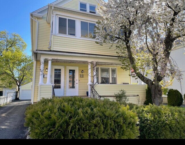 Building Photo - 5 8th Ave