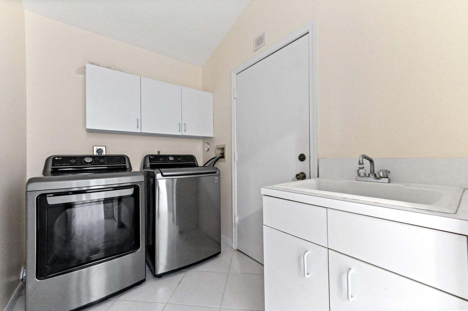 Building Photo - 14066 Glenlyon Ct