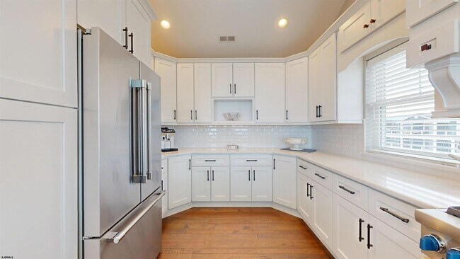 Building Photo - 404 21st St S