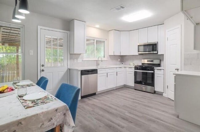 Building Photo - 2121 Trede Dr