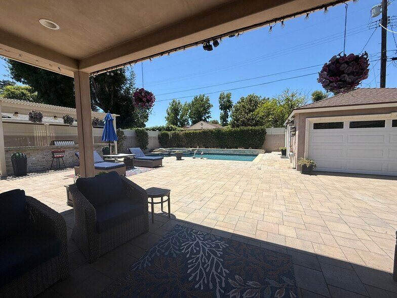 Building Photo - 6039 Greenbush Ave