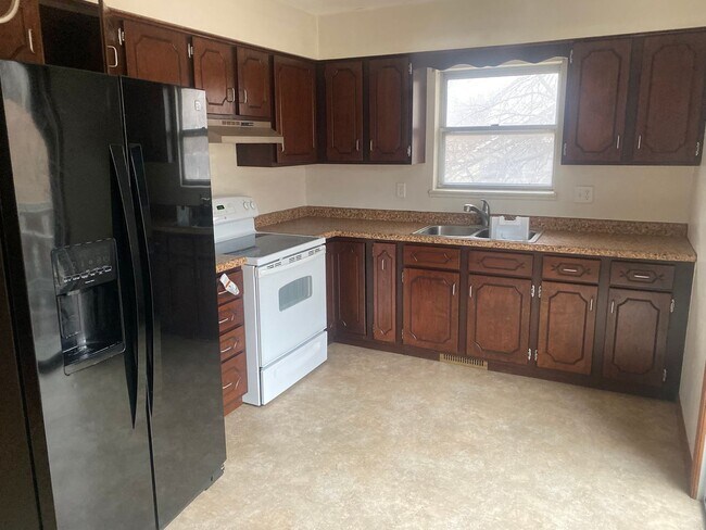 Building Photo - Italian Estates Property Management