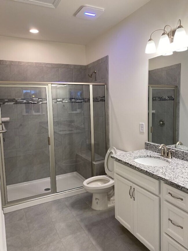 Building Photo - Fantastic 3BR/2.5BA Townhome located in Th...