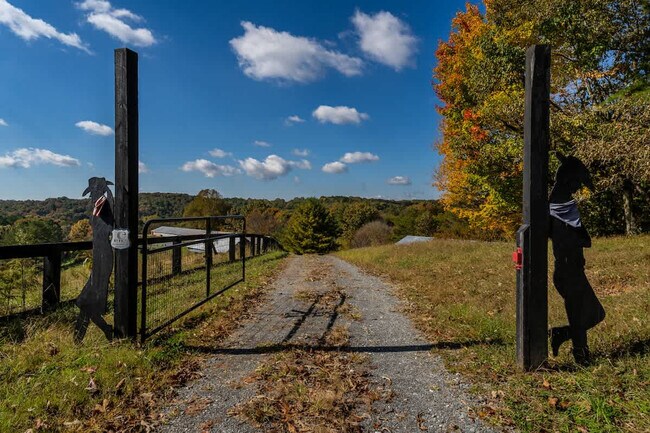 Building Photo - 299 Westview Dr