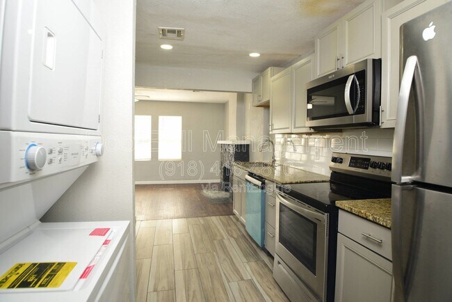 Building Photo - 613 E Xyler St