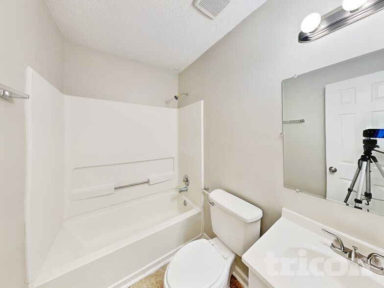 Building Photo - 2198 Colony Dr