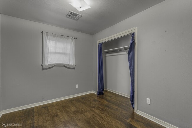 Building Photo - 1602 San Saba St