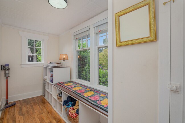Building Photo - Charming 2 Bed, 1 Bath Home with Bonus Off...