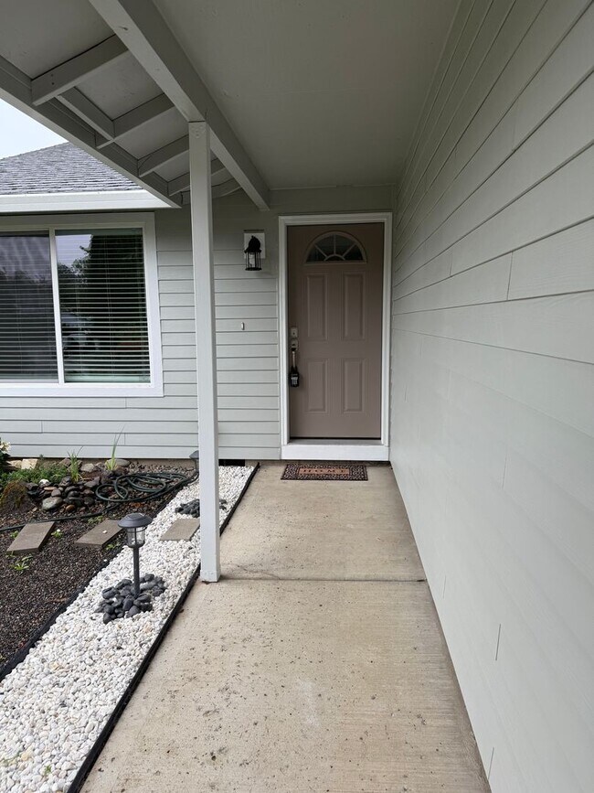 Building Photo - HALF MONTH FREE OF RENT Beautifully Remode...