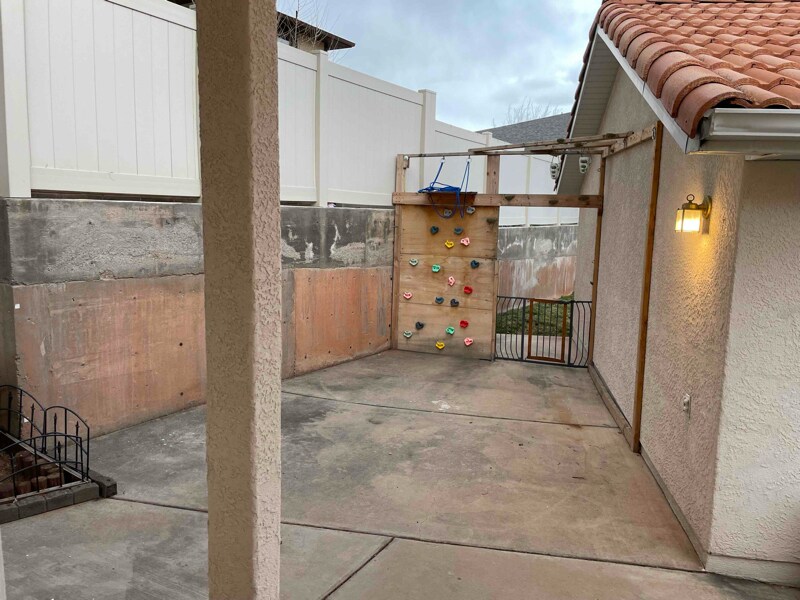 Building Photo - 550 Diagonal St