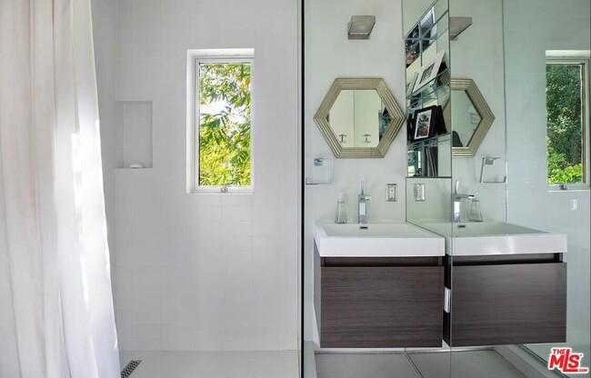 Building Photo - 1514 Sunset Plaza Dr